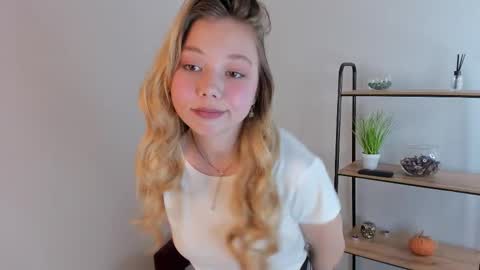 Snapshot of erica_grases chatting on 12-20-25, 03:41 Alivia online show from 12-20-25, 03:41