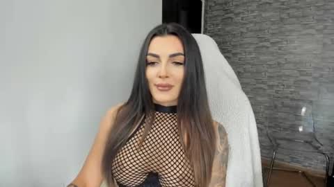 Snapshot of erica_xoo chatting on 06-15-26, 05:26 Riaaa online show from 06-15-26, 05:26
