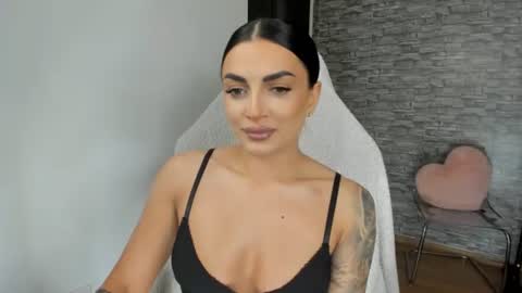 Snapshot of erica_xoo chatting on 06-22-26, 07:00 Riaaa online show from 06-22-26, 07:00