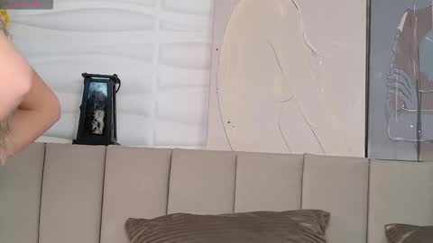 Snapshot of erikaallen chatting on 11-25-25, 12:38 Erika online show from 11-25-25, 12:38