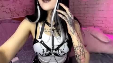 Snapshot of ernestinezalesky chatting on 02-18-26, 11:06 Nina online show from 02-18-26, 11:06