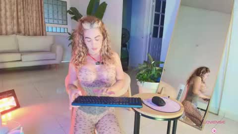 Snapshot of erotik_lady chatting on 11-06-25, 10:10 TINY online show from 11-06-25, 10:10