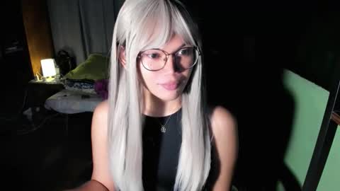 Snapshot of esilchan chatting on 10-22-25, 02:23 Chelliane online show from 10-22-25, 02:23