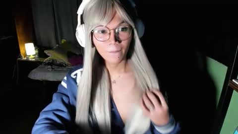 Snapshot of esilchan chatting on 10-26-25, 03:12 Chelliane online show from 10-26-25, 03:12