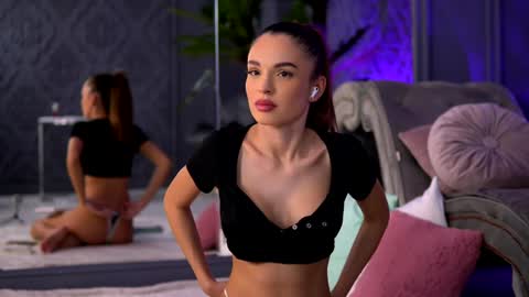 Snapshot of esmeainsley chatting on 12-04-24, 10:30 Raluca online show from 12-04-24, 10:30