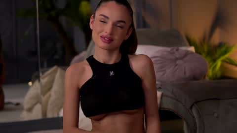 Snapshot of esmeainsley chatting on 01-24-25, 11:23 Raluca online show from 01-24-25, 11:23