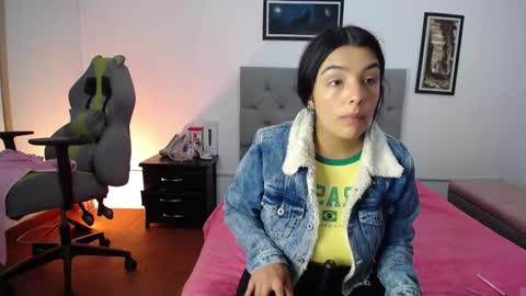 Snapshot of esmeraldaa_sc chatting on 10-09-25, 05:27 Perla online show from 10-09-25, 05:27