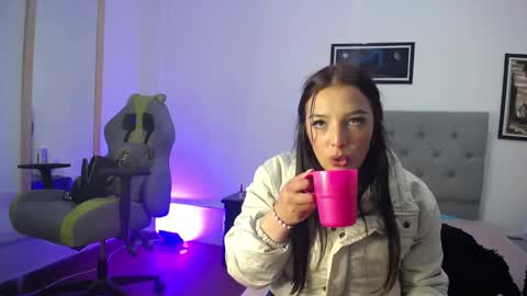 Snapshot of esmeraldaa_sc chatting on 11-01-25, 11:40 Perla online show from 11-01-25, 11:40