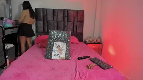 Snapshot of esmeraldaa_sc chatting on 11-24-25, 06:02 Perla online show from 11-24-25, 06:02