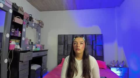 Snapshot of esmeraldaa_sc chatting on 12-01-25, 05:12 Perla online show from 12-01-25, 05:12