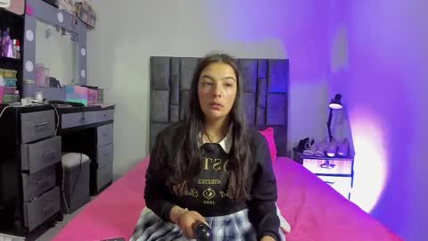 Snapshot of esmeraldaa_sc chatting on 12-17-25, 05:24 Perla online show from 12-17-25, 05:24