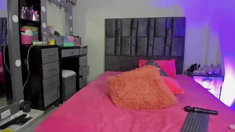 Snapshot of esmeraldaa_sc chatting on 12-19-25, 08:21 Perla online show from 12-19-25, 08:21