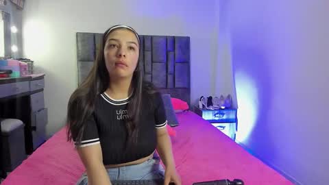 Snapshot of esmeraldaa_sc chatting on 12-22-25, 04:31 Perla online show from 12-22-25, 04:31