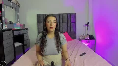 Snapshot of esmeraldaa_sc chatting on 01-15-26, 06:18 Perla online show from 01-15-26, 06:18