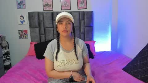 Snapshot of esmeraldaa_sc chatting on 06-18-26, 11:42 Perla online show from 06-18-26, 11:42