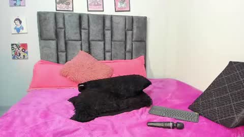 Snapshot of esmeraldaa_sc chatting on 06-24-26, 05:39 Perla online show from 06-24-26, 05:39
