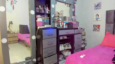 Snapshot of esmeraldaa_sc chatting on 07-17-26, 06:31 Perla online show from 07-17-26, 06:31