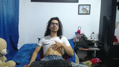 Snapshot of esnaider_man chatting on 04-26-26, 02:42 Esnider online show from 04-26-26, 02:42