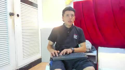 Snapshot of esteban_2102 chatting on 01-12-26, 12:32 ESTEBAN online show from 01-12-26, 12:32