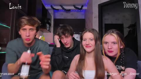 Snapshot of esthetics_boys chatting on 01-28-25, 07:42 LOUIS online show from 01-28-25, 07:42