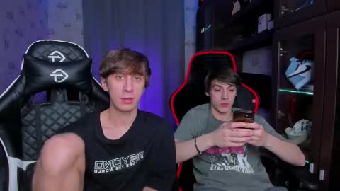 Snapshot of esthetics_boys chatting on 02-16-25, 12:52 LOUIS online show from 02-16-25, 12:52