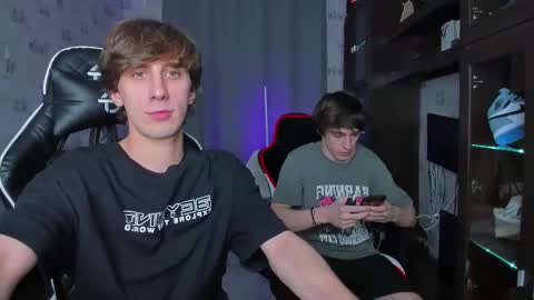 Snapshot of esthetics_boys chatting on 02-20-25, 04:14 LOUIS online show from 02-20-25, 04:14