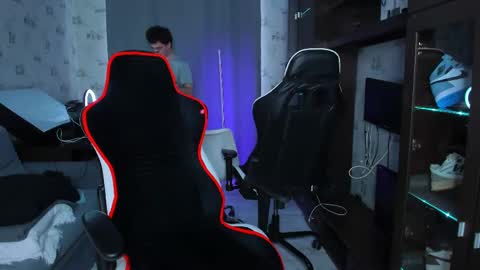 Snapshot of esthetics_boys chatting on 02-25-25, 09:09 LOUIS online show from 02-25-25, 09:09