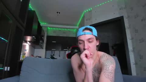 Snapshot of esthetics_boys chatting on 09-10-25, 09:59 LOUIS online show from 09-10-25, 09:59