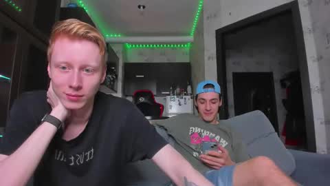 Snapshot of esthetics_boys chatting on 09-11-25, 09:26 LOUIS online show from 09-11-25, 09:26