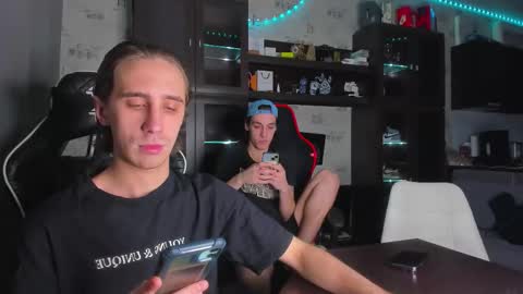 Snapshot of esthetics_boys chatting on 11-24-25, 02:44 LOUIS online show from 11-24-25, 02:44