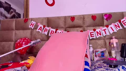 Snapshot of estrella_hanks_ chatting on 02-14-25, 03:05 Estrella online show from 02-14-25, 03:05