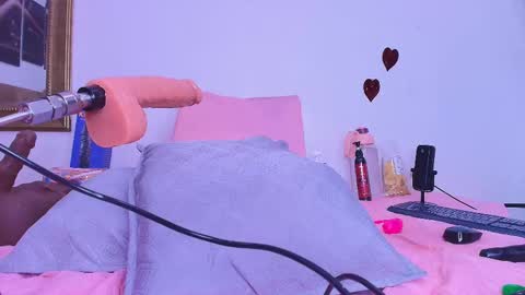 Snapshot of estrella_hanks_ chatting on 02-20-25, 02:57 Estrella online show from 02-20-25, 02:57