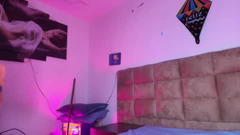 Snapshot of estrella_hanks_ chatting on 10-11-25, 11:53 Estrella online show from 10-11-25, 11:53