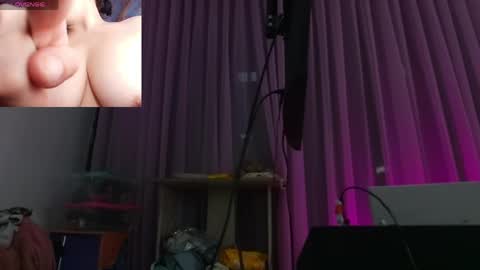 Snapshot of estrella_hanks_ chatting on 04-21-26, 12:00 Estrella online show from 04-21-26, 12:00
