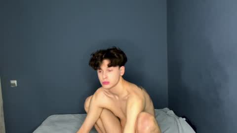 Snapshot of estremecerse chatting on 12-17-24, 09:50 Alex online show from 12-17-24, 09:50