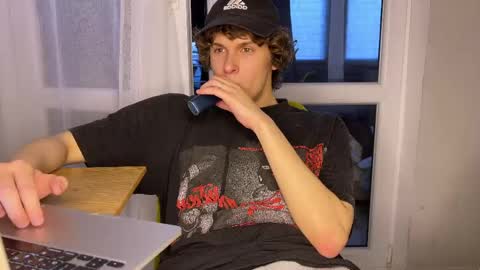 Snapshot of estremecerse chatting on 05-03-26, 05:41 Alex online show from 05-03-26, 05:41