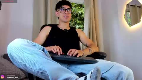 Snapshot of etham_wolf1 chatting on 08-08-26, 08:33 etham_wolf1 online show from 08-08-26, 08:33