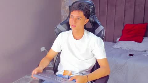 Snapshot of ethanlowell chatting on 02-21-25, 07:54 ethanlowell online show from 02-21-25, 07:54