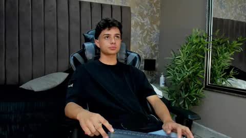 Snapshot of ethanlowell chatting on 10-15-25, 06:02 ethanlowell online show from 10-15-25, 06:02