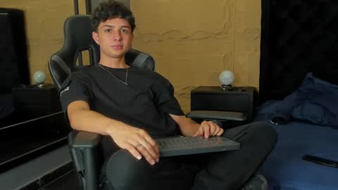 Snapshot of ethanlowell chatting on 10-27-25, 10:14 ethanlowell online show from 10-27-25, 10:14