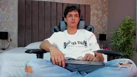 Snapshot of ethanlowell chatting on 11-05-25, 11:27 ethanlowell online show from 11-05-25, 11:27