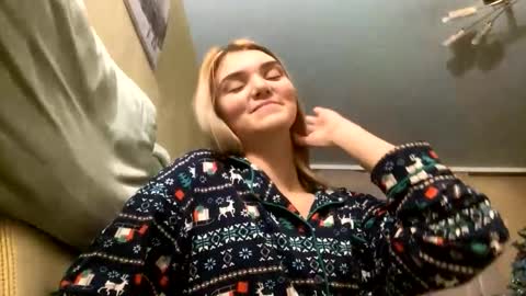 Snapshot of eulamcglamery chatting on 12-20-25, 10:17 Viola online show from 12-20-25, 10:17