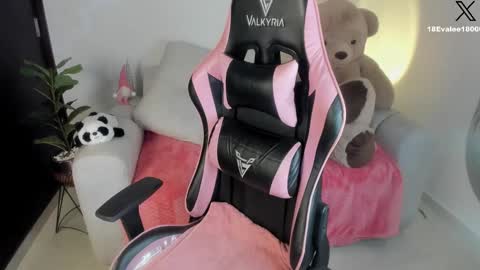 Snapshot of eva_lee18 chatting on 01-21-25, 05:27 Eva online show from 01-21-25, 05:27