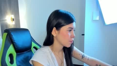 Snapshot of eva_swan_ chatting on 02-23-26, 12:13 E V A online show from 02-23-26, 12:13