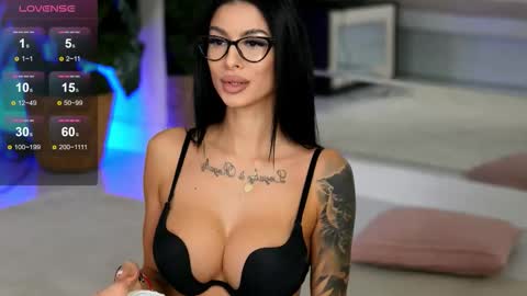 Snapshot of evaamanti chatting on 10-27-25, 05:44 Eva online show from 10-27-25, 05:44