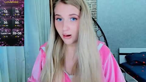 Snapshot of evacadooo chatting on 10-29-25, 10:50 Eva online show from 10-29-25, 10:50