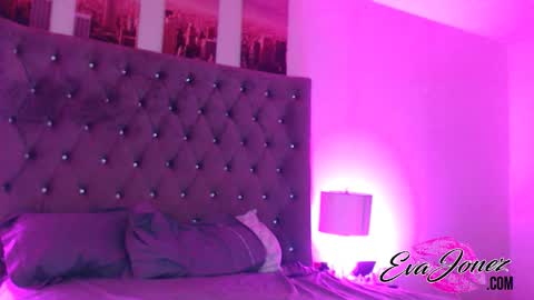 Snapshot of evajonez chatting on 01-09-25, 09:06 Eva online show from 01-09-25, 09:06