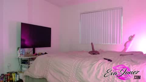 Snapshot of evajonez chatting on 10-09-25, 01:14 Eva online show from 10-09-25, 01:14