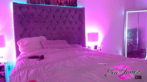 Snapshot of evajonez chatting on 10-21-25, 07:42 Eva online show from 10-21-25, 07:42