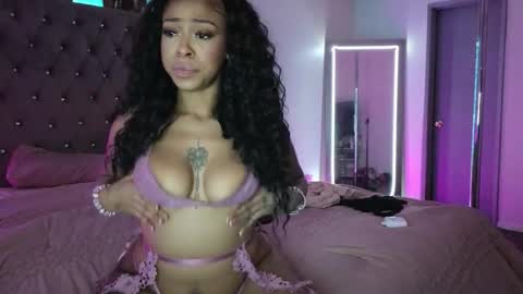 Snapshot of evajonez chatting on 11-14-25, 08:24 Eva online show from 11-14-25, 08:24